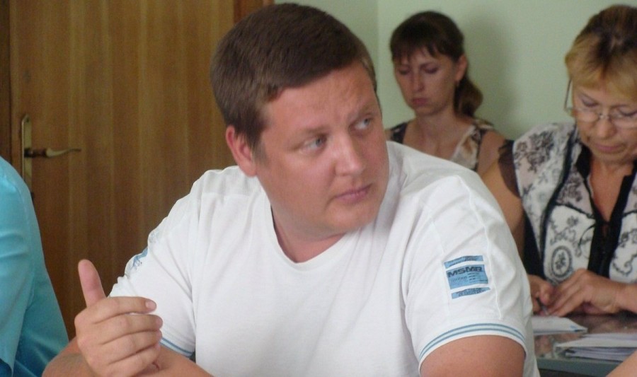 Экс-директор КП «Дорожник» сделал селфи на теперь уже актуальном для него фоне