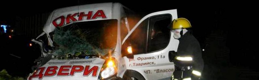Херсонские спасатели извлекают водителя микроавтобуса, врезавшегося в трактор. Фотофакт Херсонские спасатели извлекают водителя микроавтобуса, врезавшегося в трактор. Фотофакт