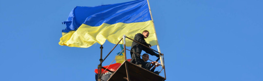 Два флага на самой высокой точке Чонгара