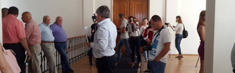 Все очікувано: перед ОДА люди у формі Все очікувано: перед ОДА люди у формі
