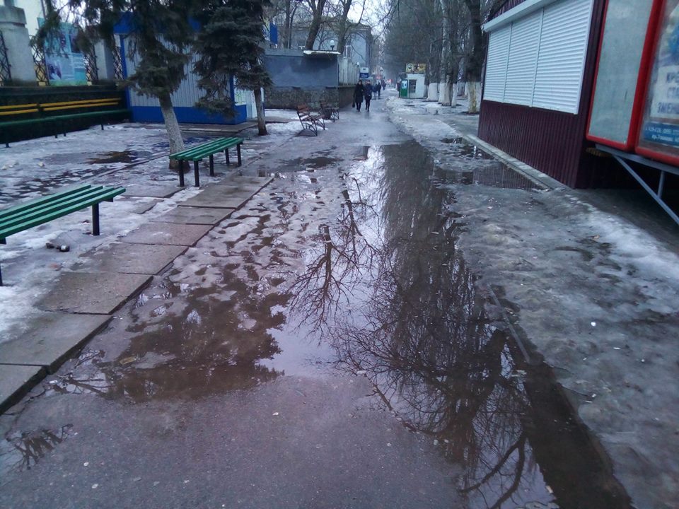 Херсон оттаял и поплыл. Ко вторнику обещают морозы (фото)
