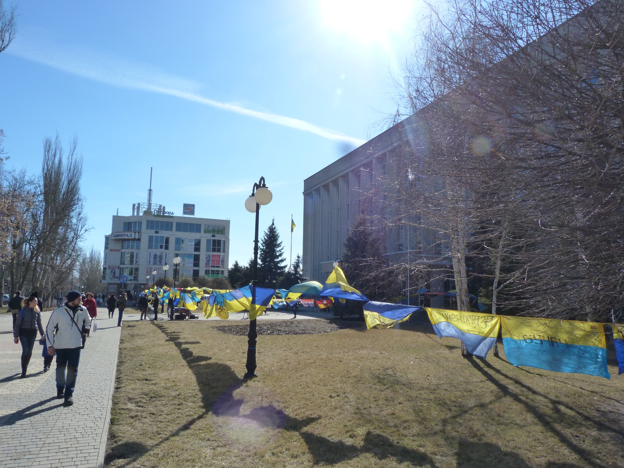 Пожелания мира пишут херсонцы на флаге своего города