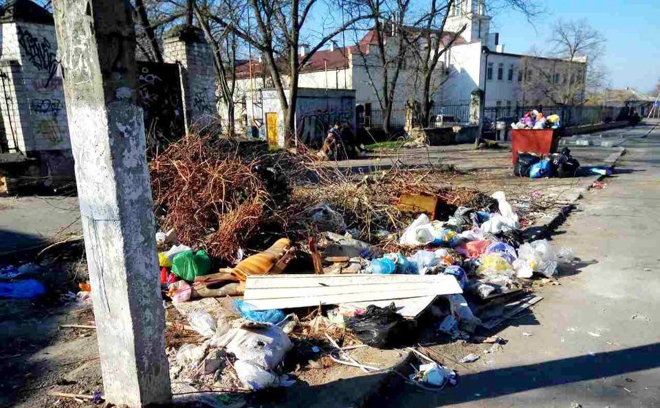 Перманентная свалка за костелом в Херсоне привлекла внимание