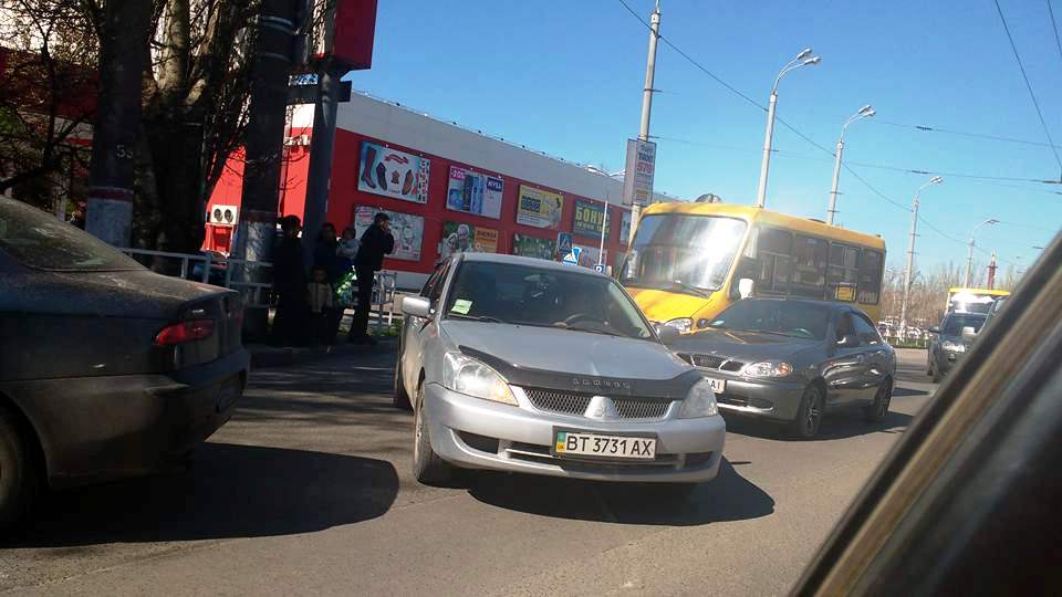 На Николаевском шоссе в Херсоне не разошлись авто и маршрутка (фотофакт)