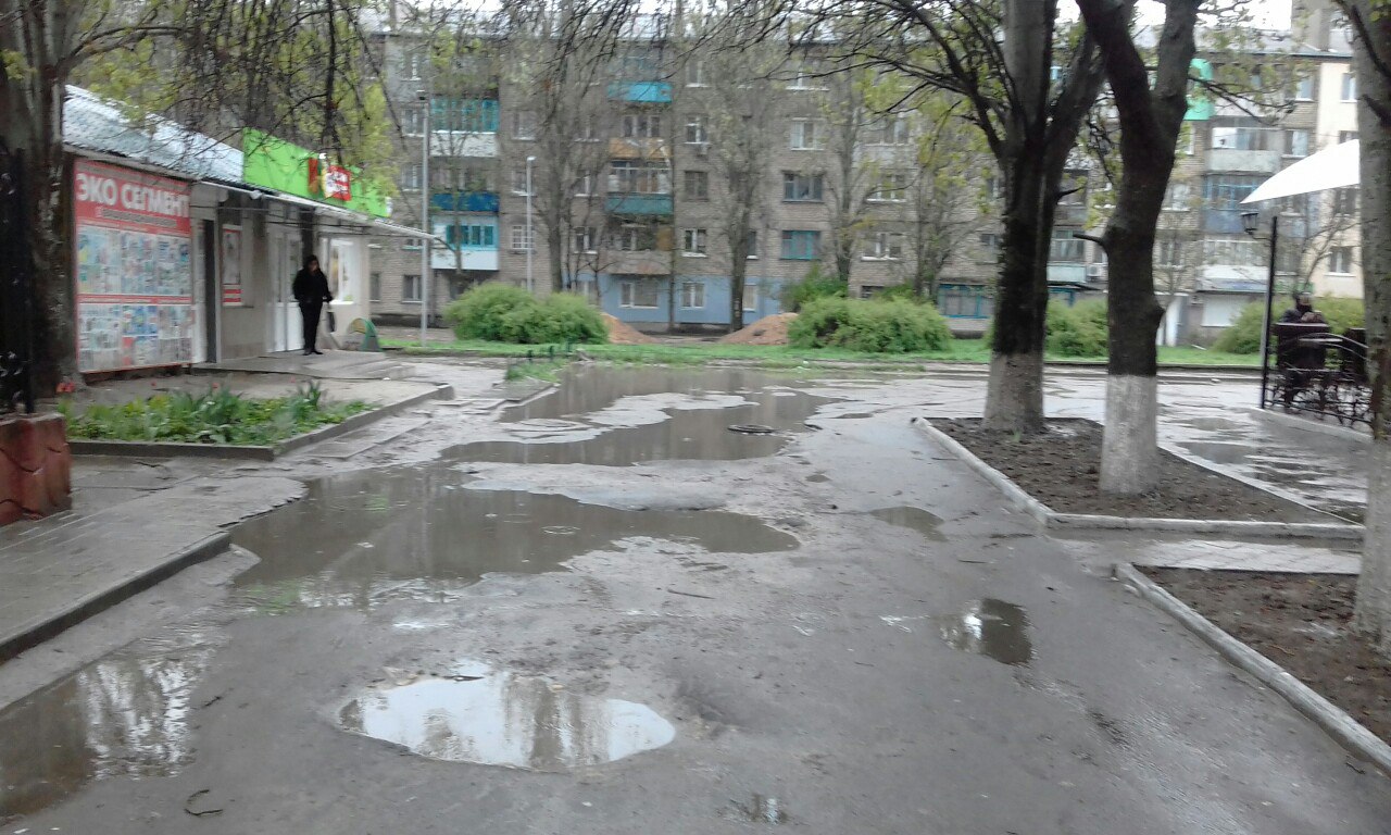 Херсонцы плыли на работу. Спасибо дождю и коммунальному беспределу (фотофакт) Херсонцы плыли на работу. Спасибо дождю и коммунальному беспределу (фотофакт)