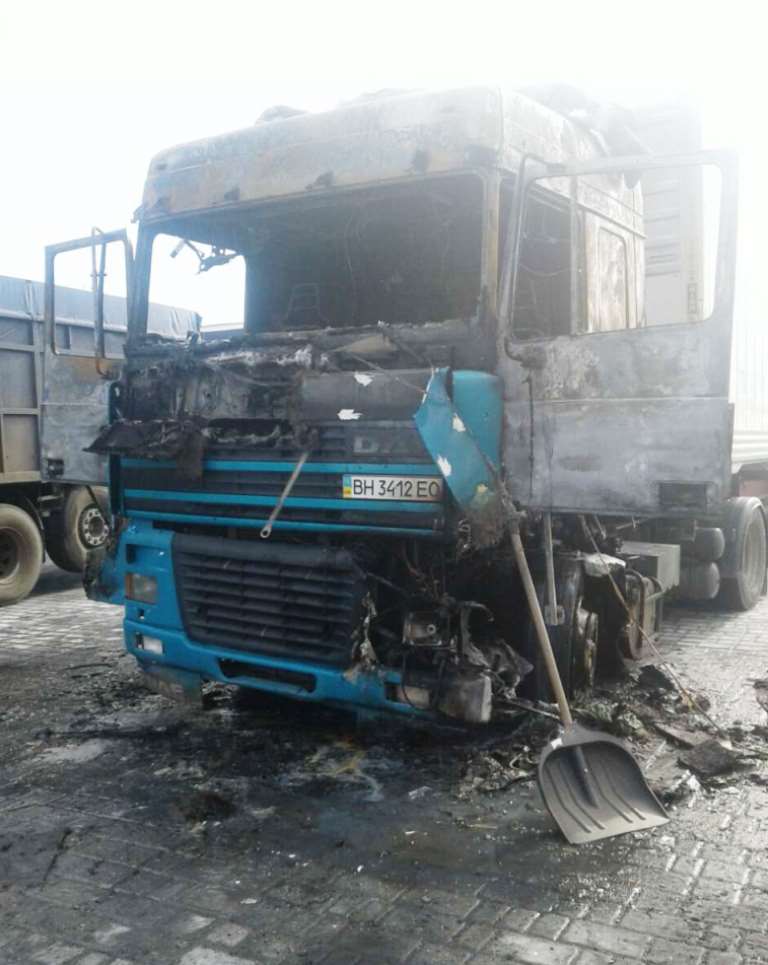На АЗС під Херсоном вантажівка вигоріла вщент (фото) На АЗС під Херсоном вантажівка вигоріла вщент (фото)