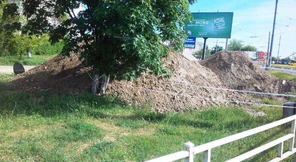 Херсон работает: остановки строятся, ямы роются
