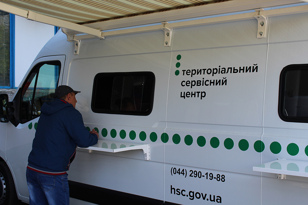 694 херсонских водителя  восстановили потерянные права и сотни -  посетили мобильные центры