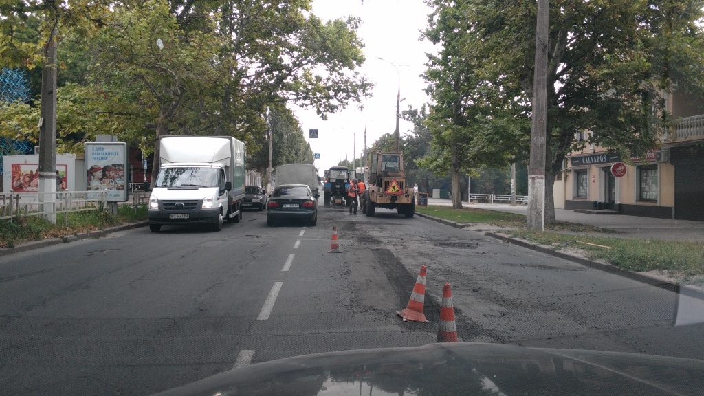 В Херсоне взялись за ремонт дорожных ям, которые мэр назвал 