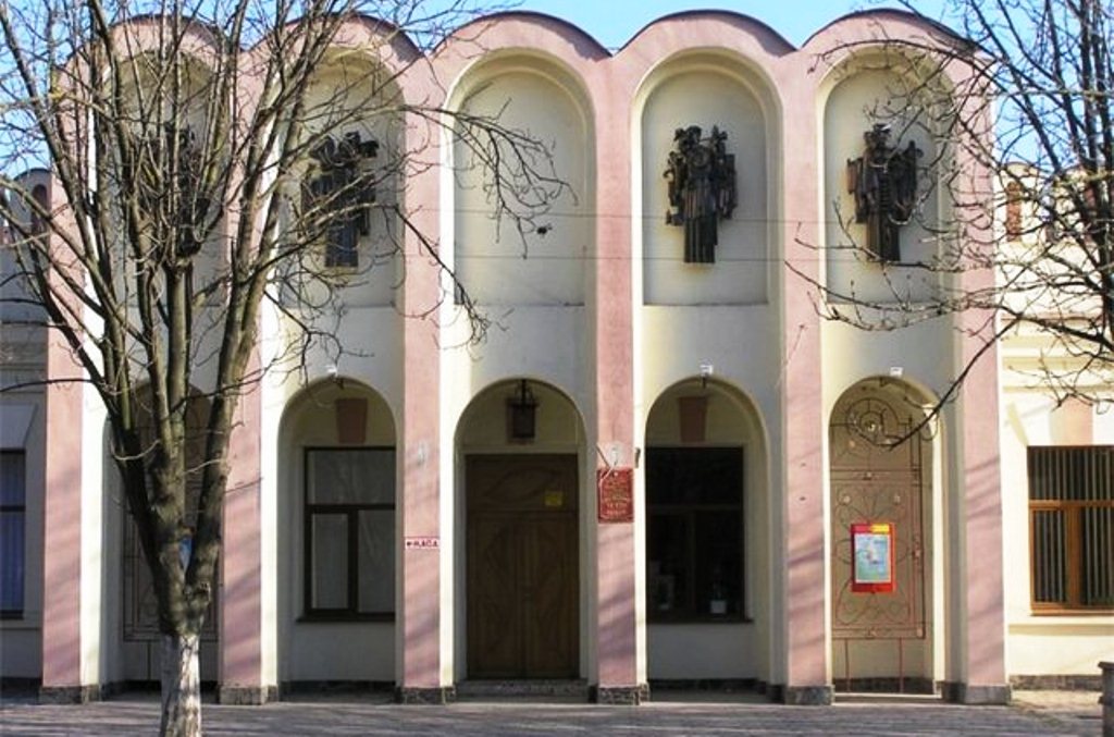 Херсонський театр ляльок розгромили чи відремонтували?