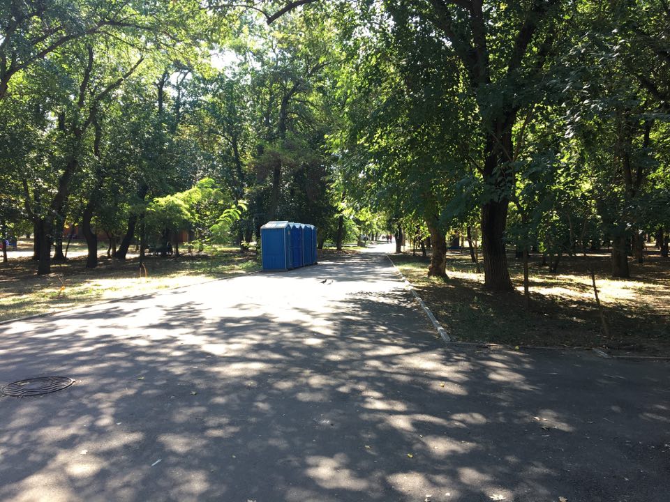 В мэрии Херсона считают, что горожане справляют нужду только по праздникам?