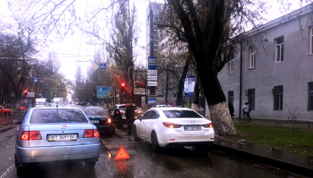 ДТП на мокрой дороге усложнило проезд через центр Херсона (фото)
