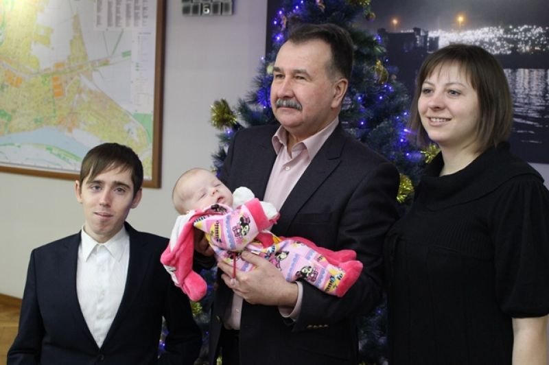 Актеру драмтеатра им. Кулиша мэр Херсона вручил ключи от квартиры Актеру драмтеатра им. Кулиша мэр Херсона вручил ключи от квартиры