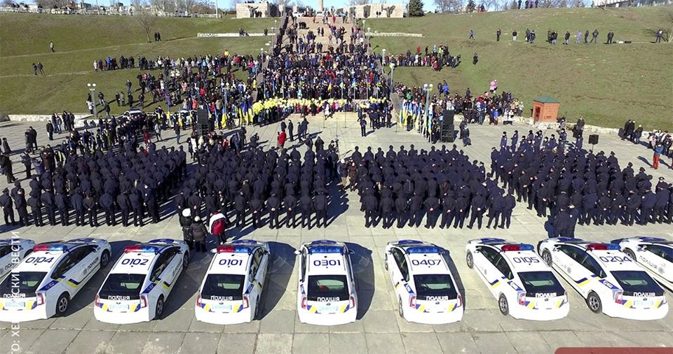 Вітаємо - рівно два роки тому на вулиці Херсона виїхали перші екіпажі патрульної поліції