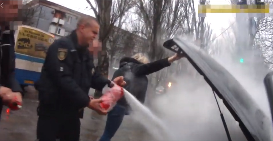 Патрульні Херсона розповіли про гасіння авта: як це було - на відео