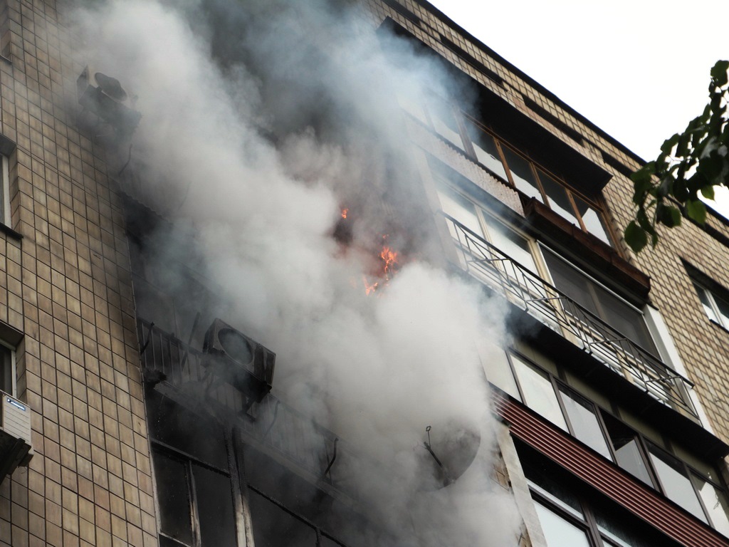 Старі речі на сходах - причина пожежі у херсонській багатоповерхівці Старі речі на сходах - причина пожежі у херсонській багатоповерхівці
