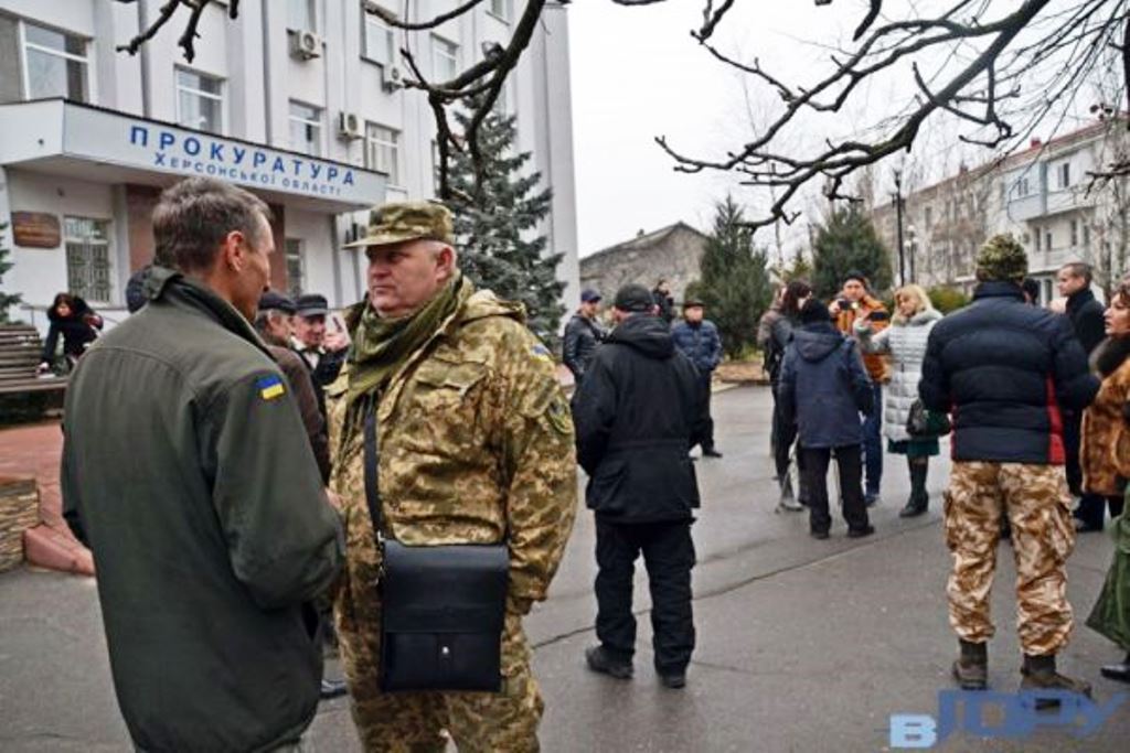 Митинг возле Херсонской облпрокуратуры перевели в формат рабочего совещания