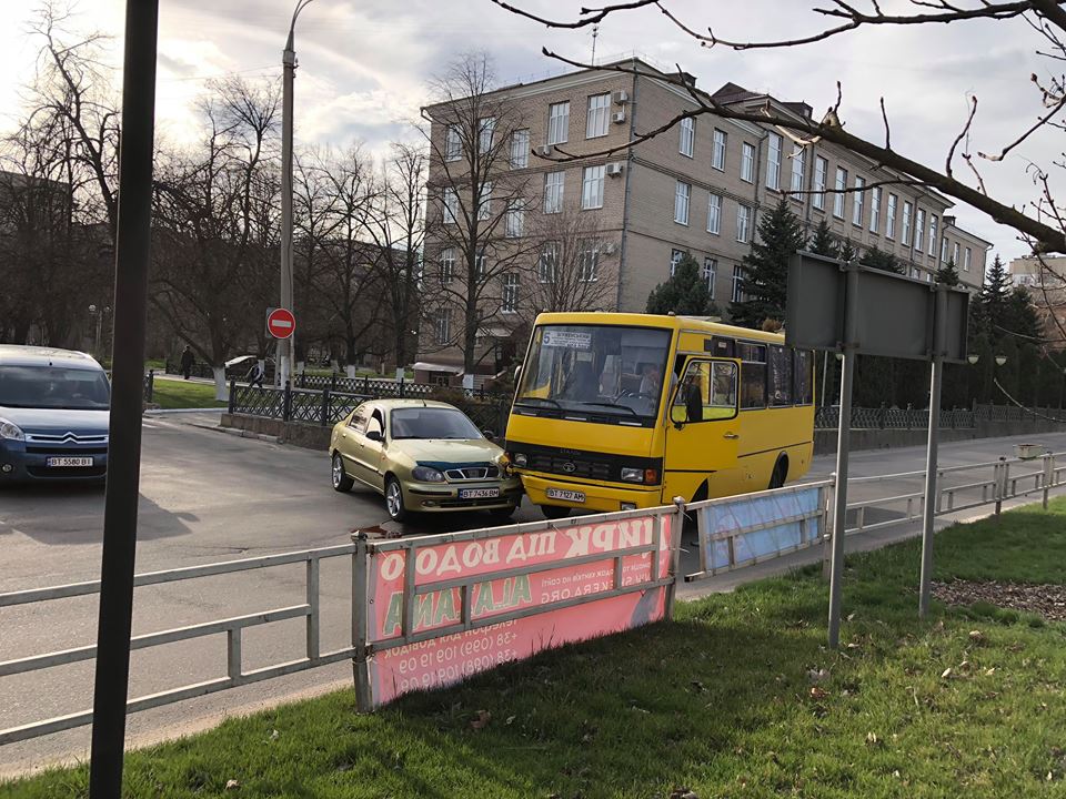 В центре Херсона на проблемном перекрестке - ДТП с участием маршрутки В центре Херсона на проблемном перекрестке - ДТП с участием маршрутки