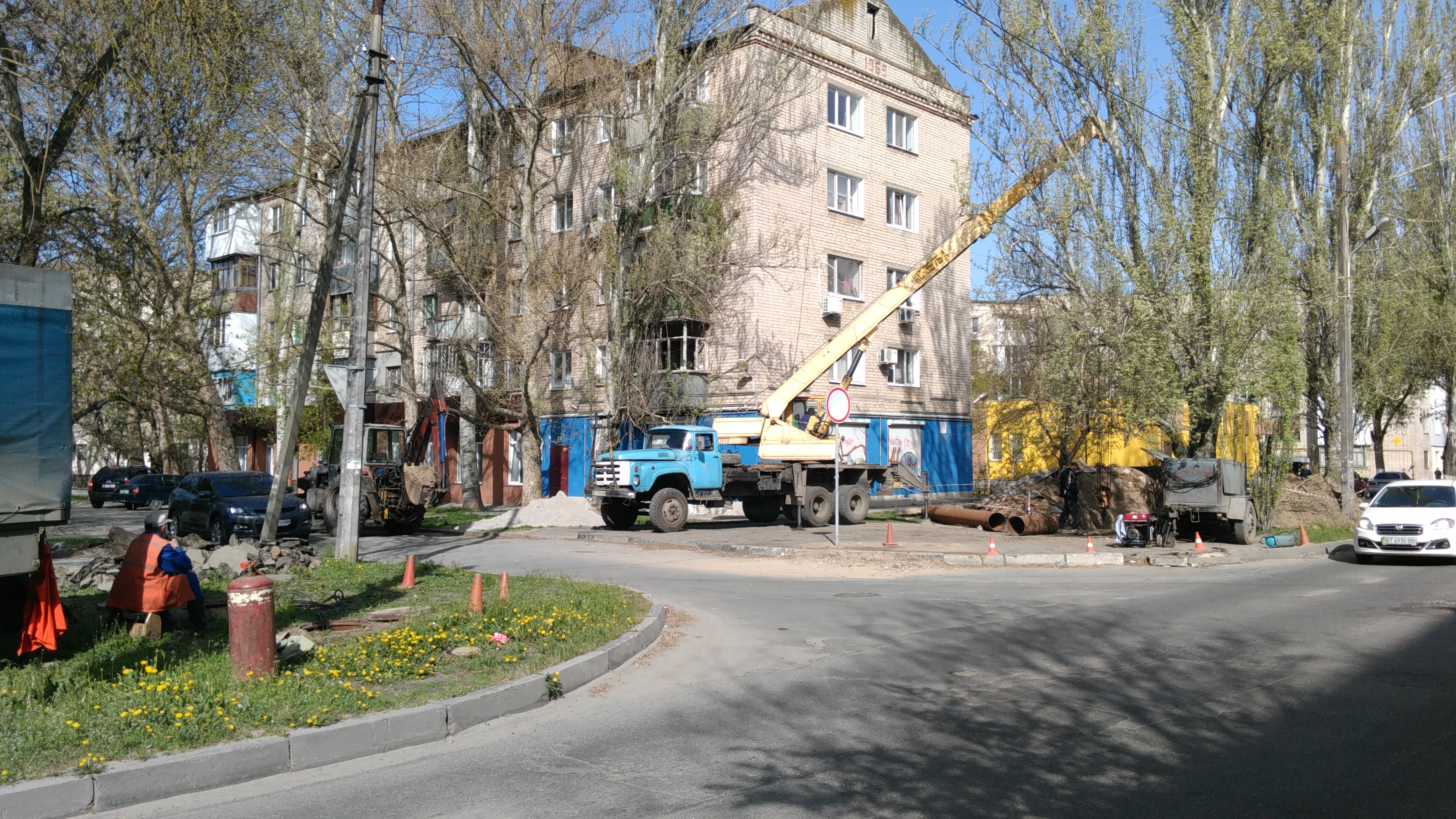 Радует - в Херсоне ремонт сетей и укладка нового тротуара производятся в логичном порядке