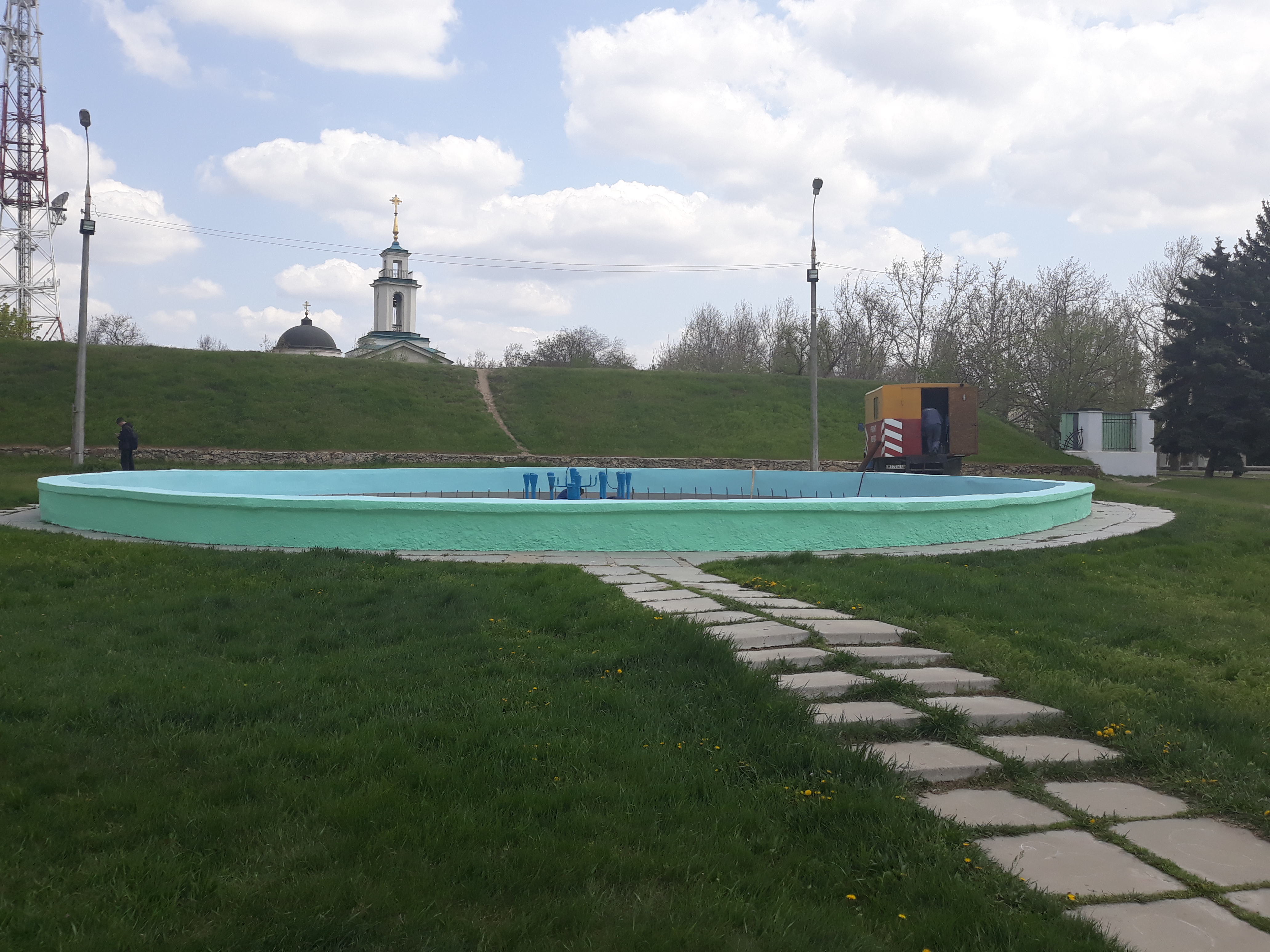 Херсонский горводоканал продолжает подготовку фонтанов к сезону (фотофакт)