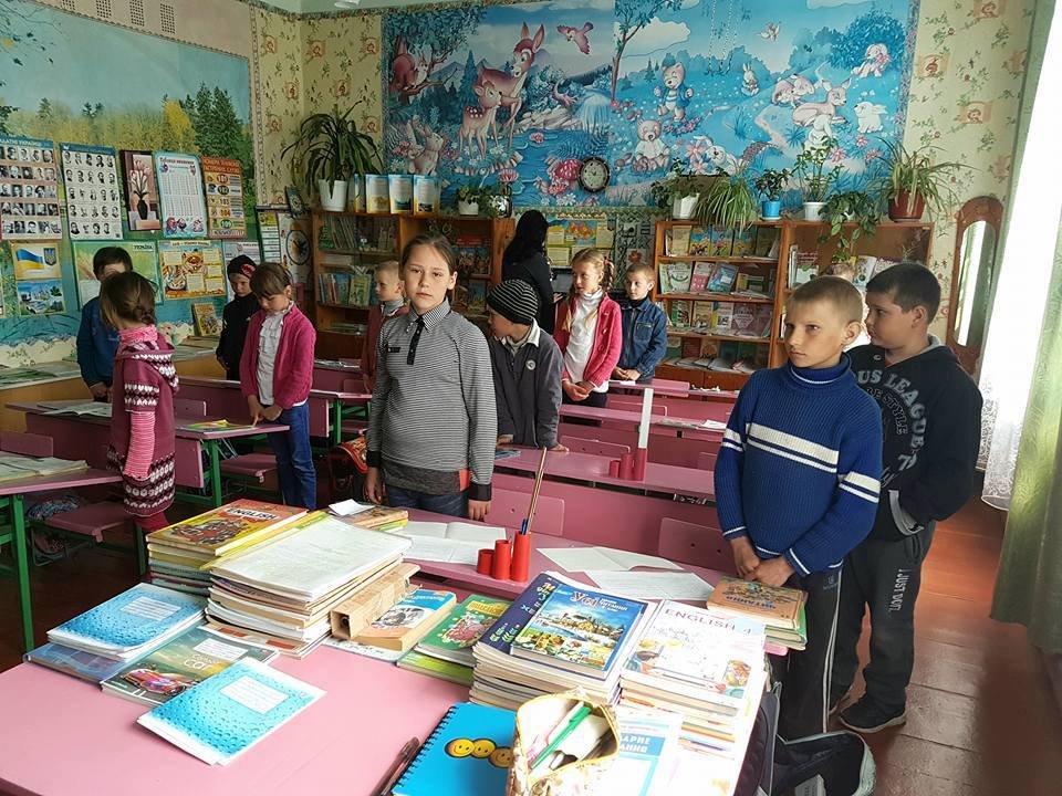 Малеча з села Монастирське, що на Херсонщині отримала «особливі» книжки
