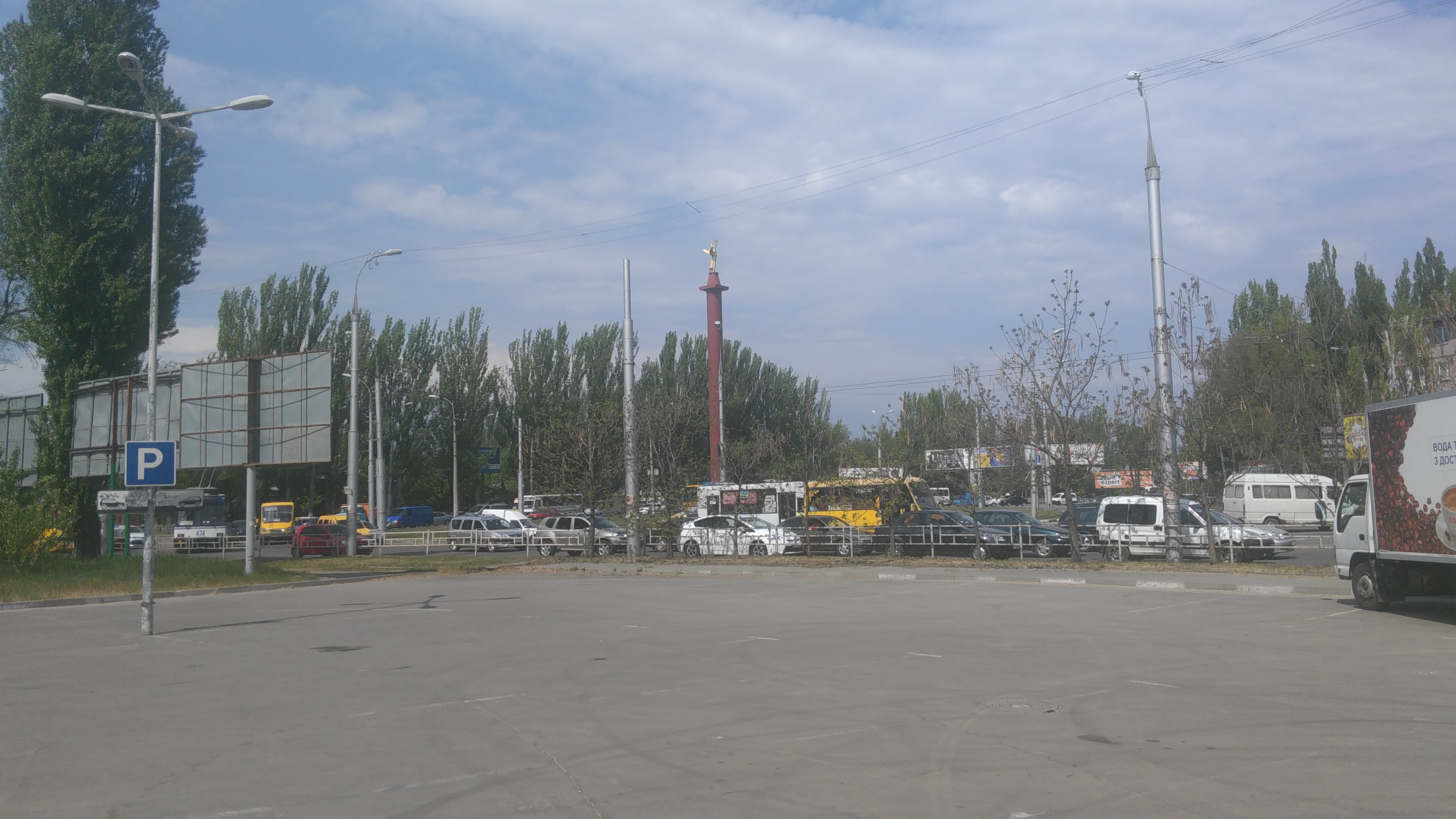 Движение на площади Победы в Херсоне затруднено - у дорожников такой же рабочий день...
