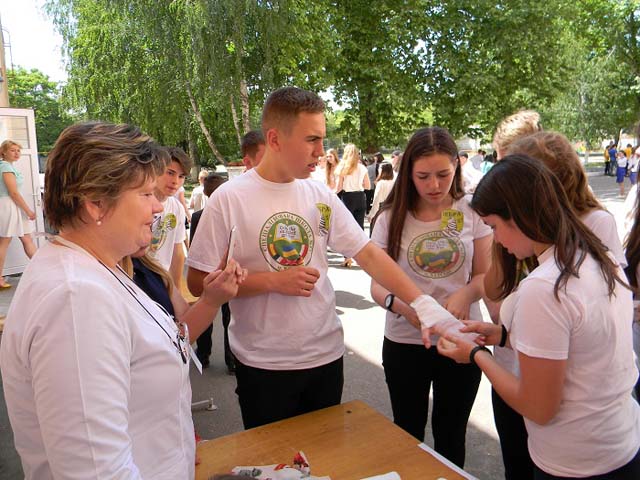 Як у Херсоні під час квесту школярі вивчали та повторювали правила дорожнього руху і надання першої меддопомоги