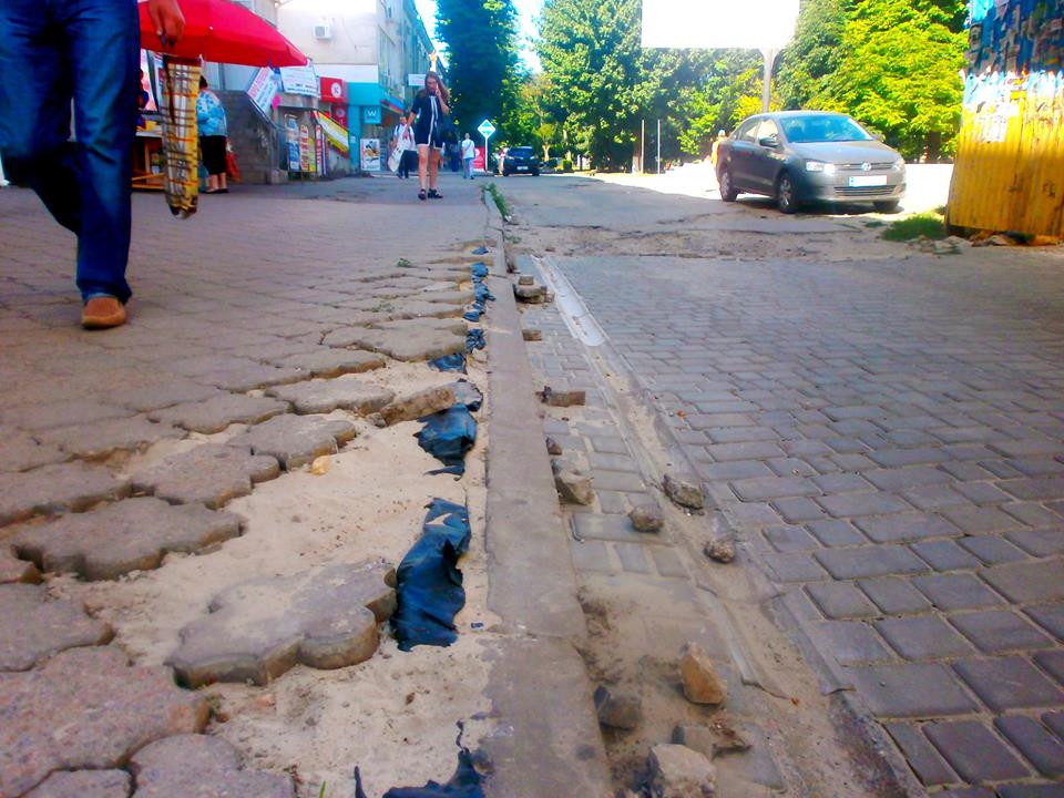 В американской Долине смерти - ползущие камни, а в украинском Херсоне - ползущая плитка В американской Долине смерти - ползущие камни, а в украинском Херсоне - ползущая плитка