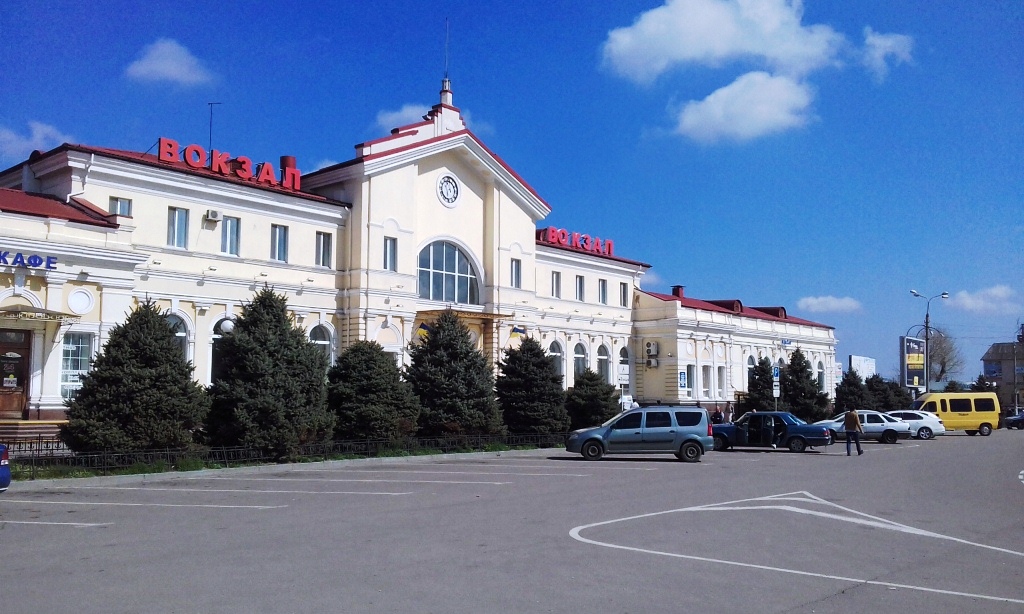 Квитки  подорожчали, але ж сезон - пасажиропотік на херсонському залізничному вокзалі виріс