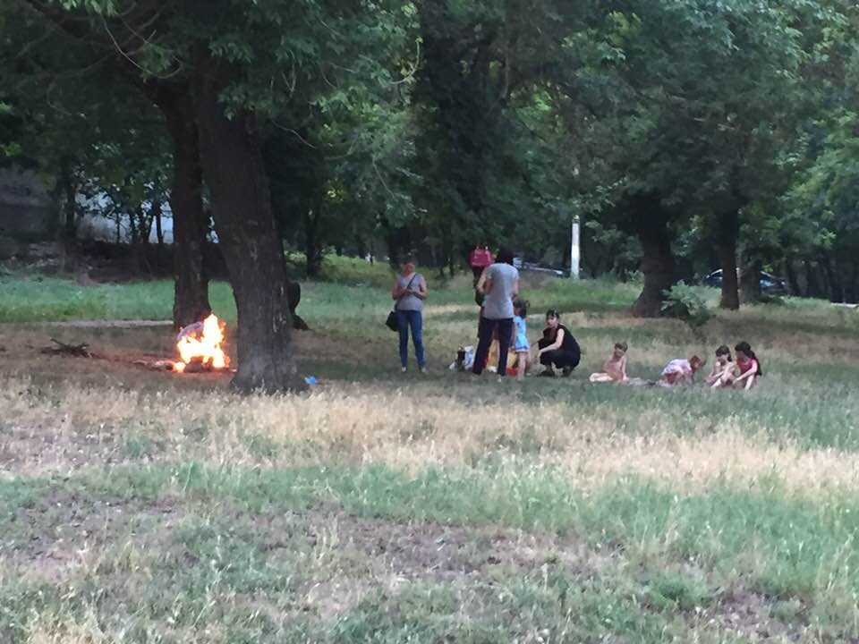 Некоторые херсонцы считают, что развести костер в городском парке - это нормально Некоторые херсонцы считают, что развести костер в городском парке - это нормально