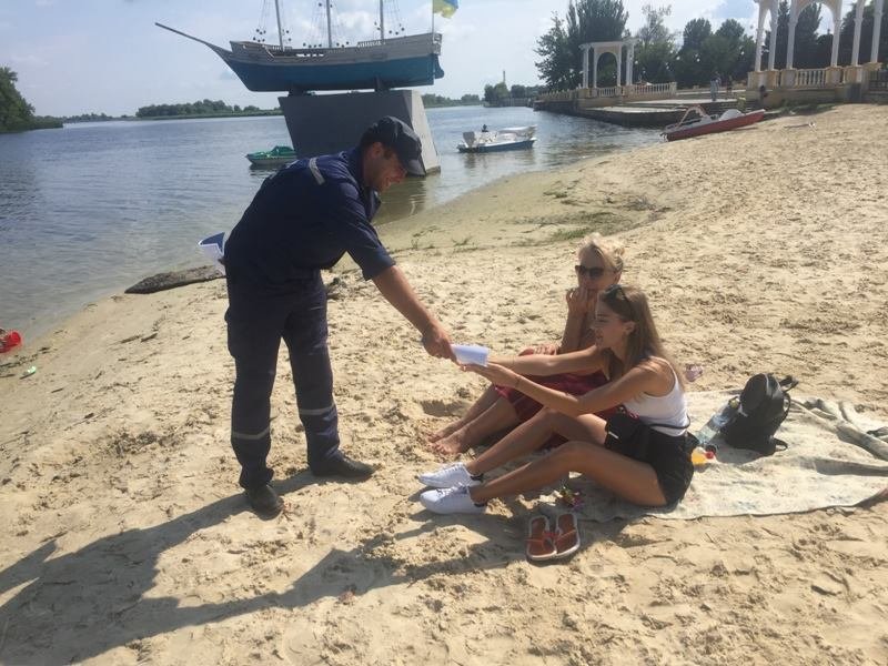 Херсонські рятувальники турбуються про безпеку під час відпочинку біля водойм