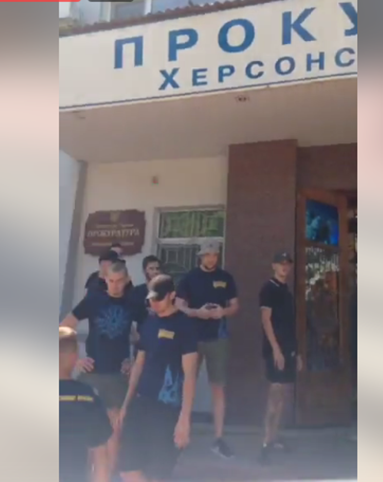 У холі будівлі прокуратури Херсонської області димно - представники Нацкорпусу пішли поговорити з прокурором
