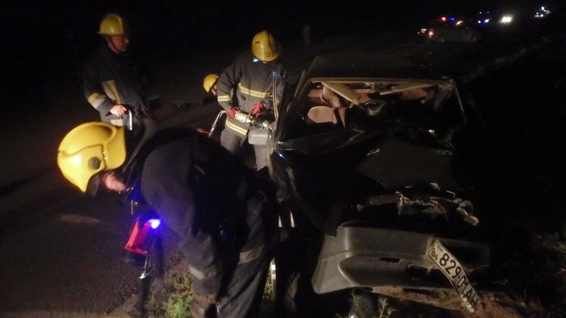 Каховські рятувальники надавали допомогу поліції по ліквідації наслідків дорожньої аварії Каховські рятувальники надавали допомогу поліції по ліквідації наслідків дорожньої аварії