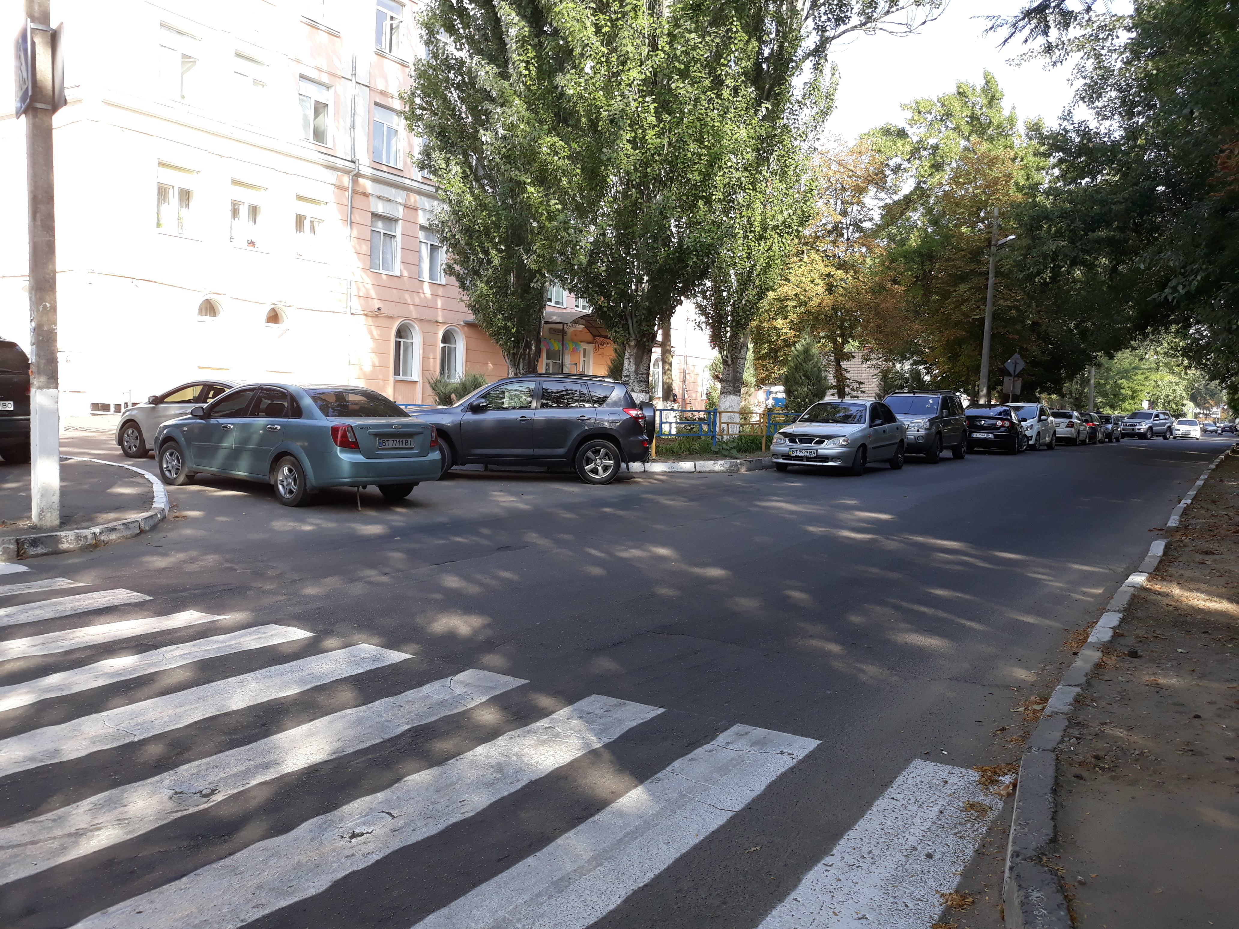 Проехать сложно, припарковаться негде - Первый звонок в херсонской гимназии №6 (фотофакт)
