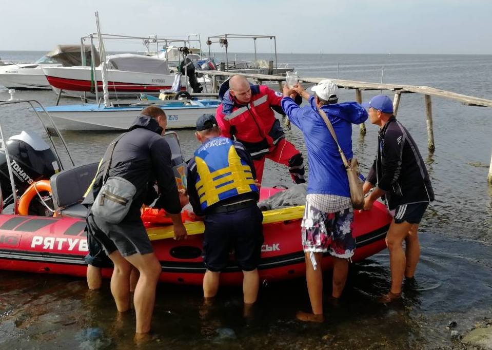 Скадовські рятувальники транспортували хворого чоловіка з острова Джарилгач на материкову частину