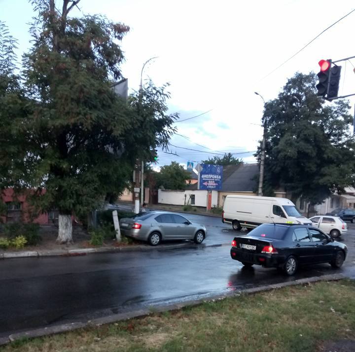 Одно авто въехало на перекресток на 