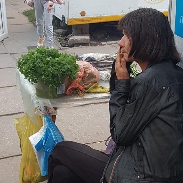 На одном из херсонских рынков продают зелень «с дымком»