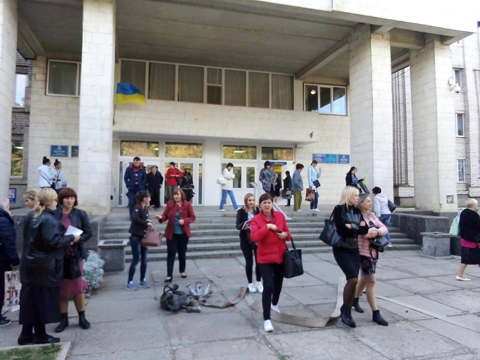 Правоохоронці отримали повідомлення про замінування будівлі Каховської РДА