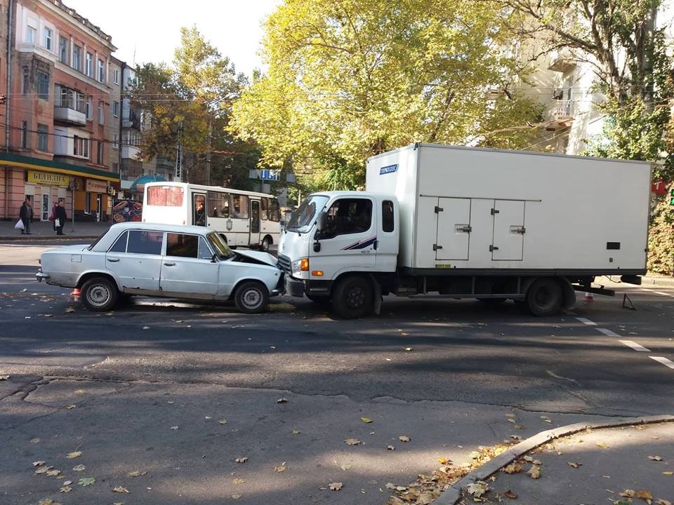 Мороженое так и не доехало до магазина – в Херсоне очередное ДТП (ФОТО)