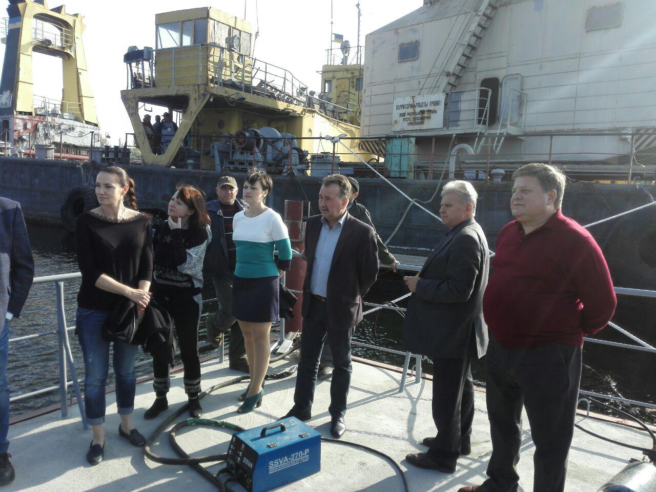 Час настав - тепер херсонці можуть користуватися новеньким причальним понтоном (ФОТО) Час настав - тепер херсонці можуть користуватися новеньким причальним понтоном (ФОТО)