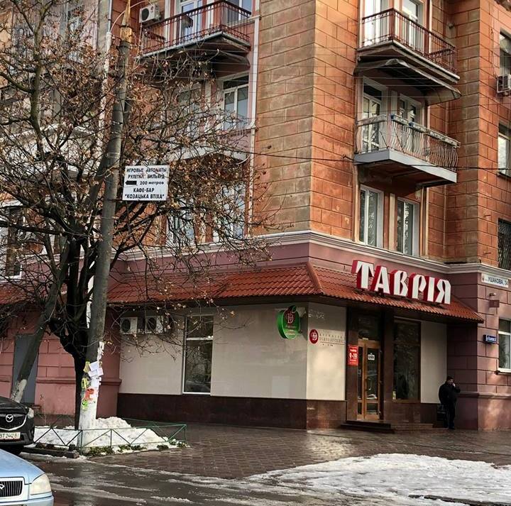 Запрещенные игровые автоматы рекламируют в самом центре Херсона, даже не