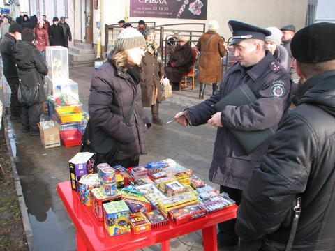Мешканці Херсонщини можуть допомогти у викоріненні незаконної торгівлі «піротехнікою» - достатньо набрати «102»