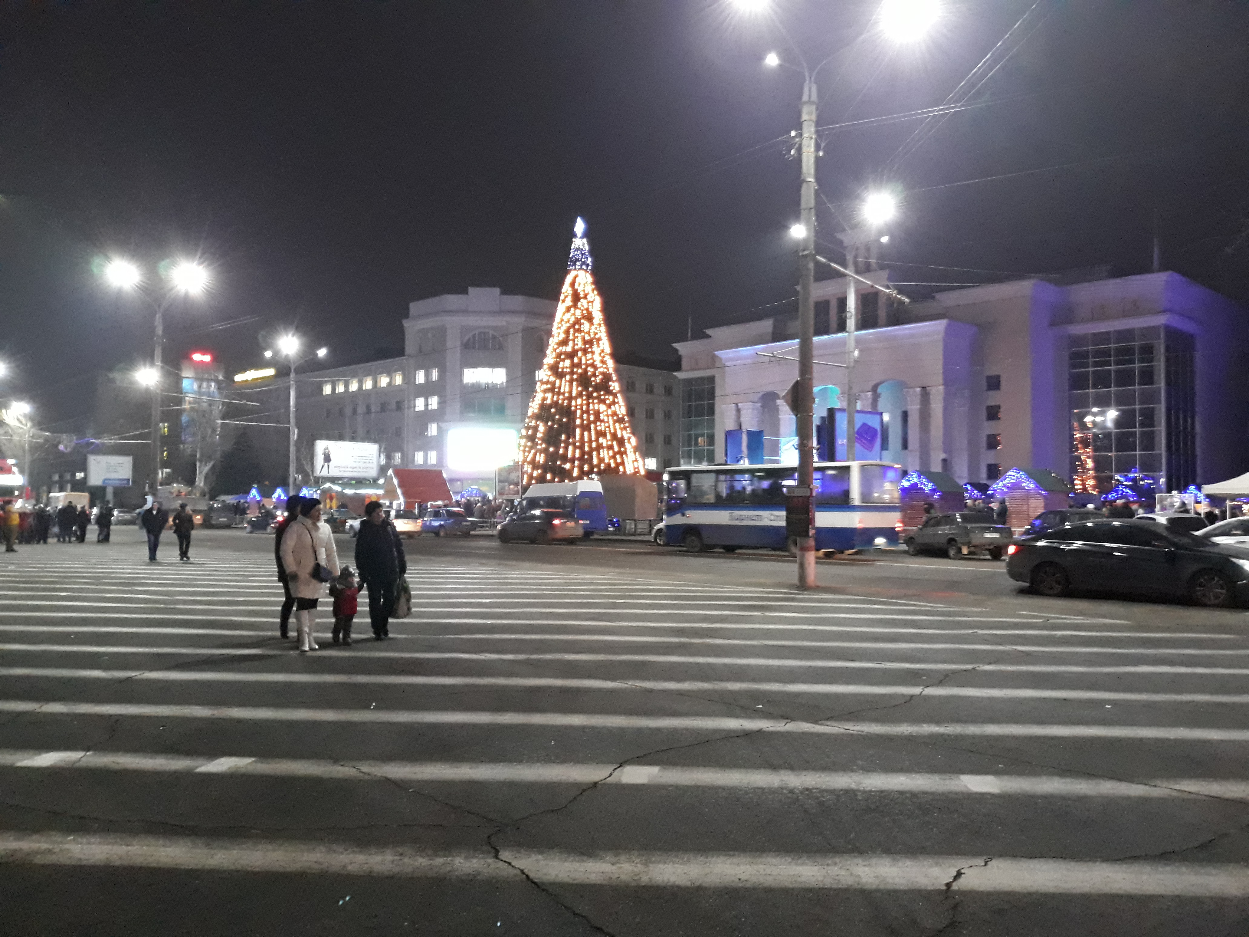 Феерично, но тесно и дымно - плюсы и минусы главной елки Херсонщины (фото)