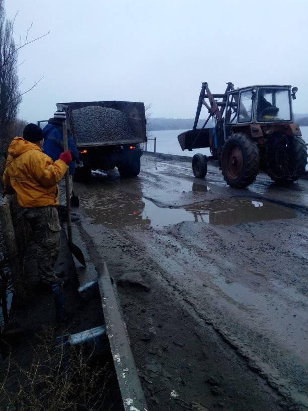 Не дочекалися - мешканці найближчих сіл самотужки засипають ями на Новокаїрській дамбі
