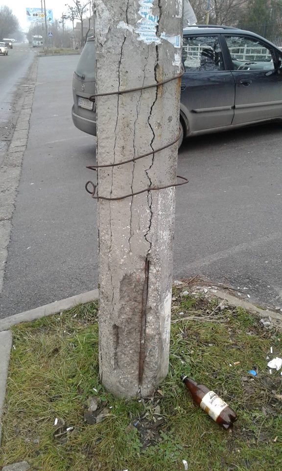 Опасных столбов в Херсоне, к сожалению, хватит на всех (ФОТОФАКТ)