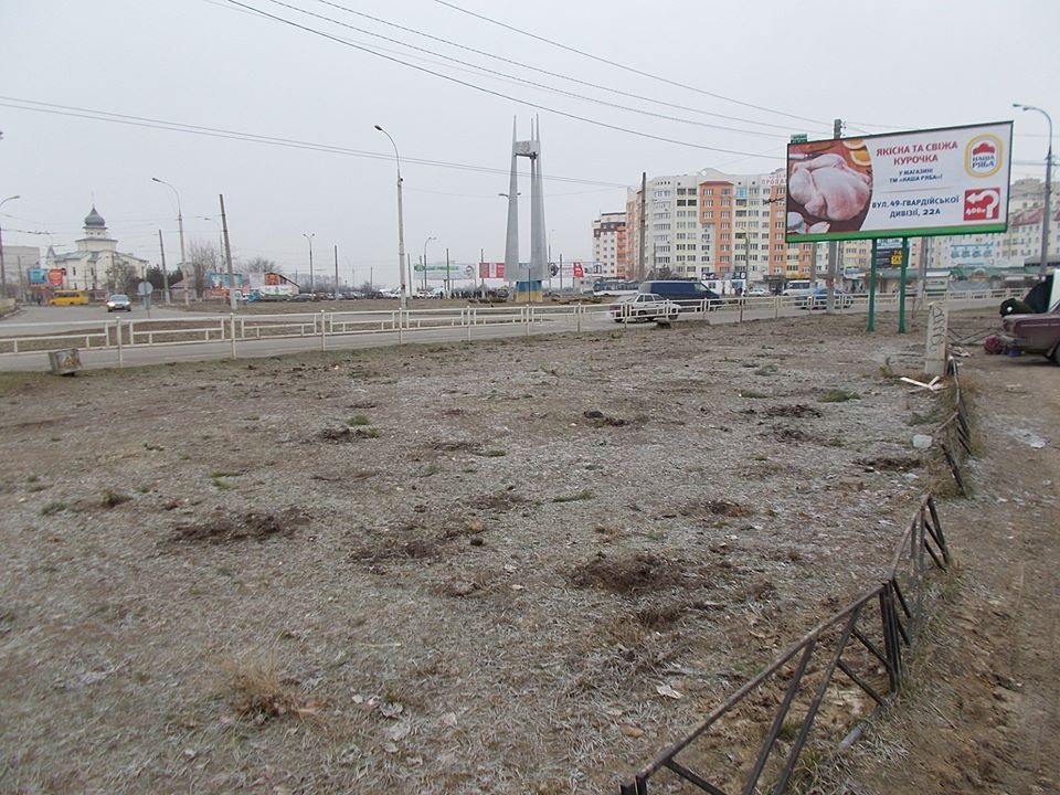 Відголоски новорічного безладу приборкано: херсонських продавців ялинок змусили прибрати за собою (ФОТО) Відголоски новорічного безладу приборкано: херсонських продавців ялинок змусили прибрати за собою (ФОТО)