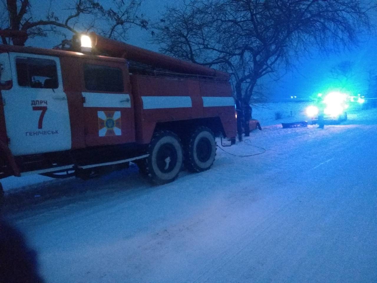 Де-не-де на Херсонщині перед сніговою стихією виявилися безсилими навіть вантажівки