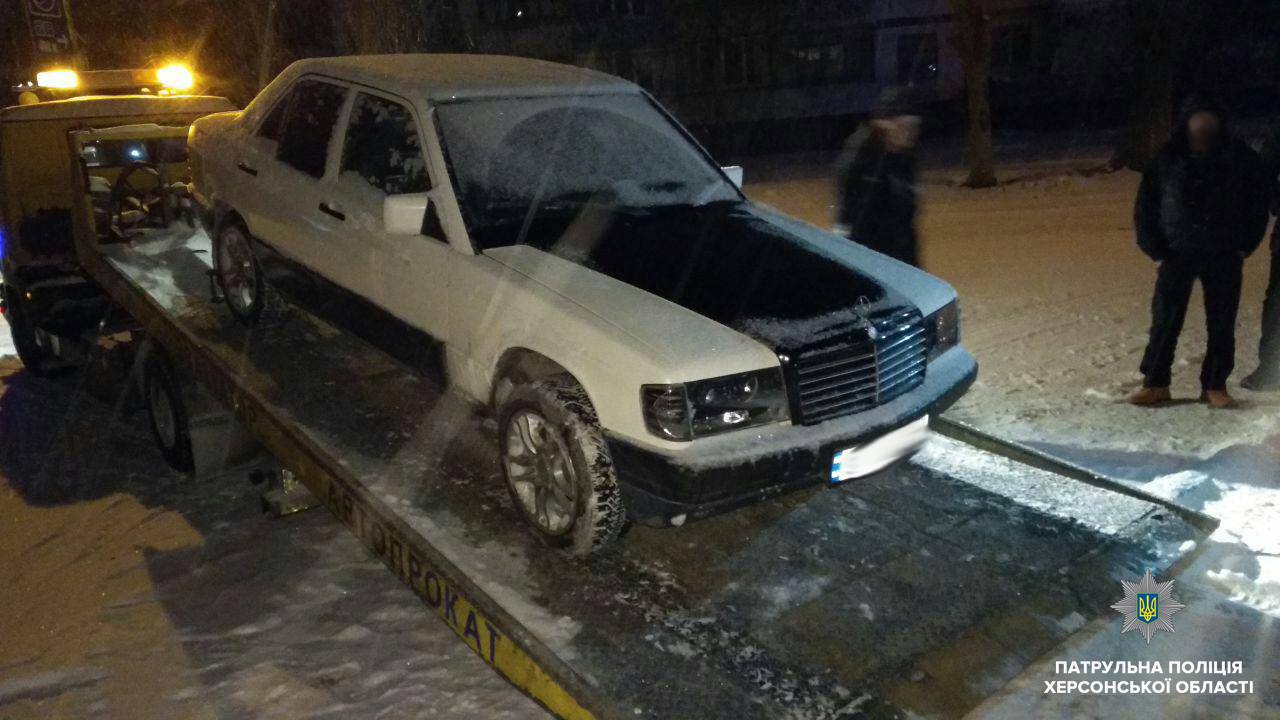 Безсоромному херсонському водію кермо не заважало пити пиво