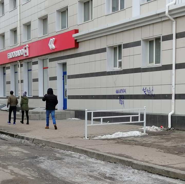 Теперь не проехать, но и пройти сложно - как в центре Херсона тротуар обезопасили