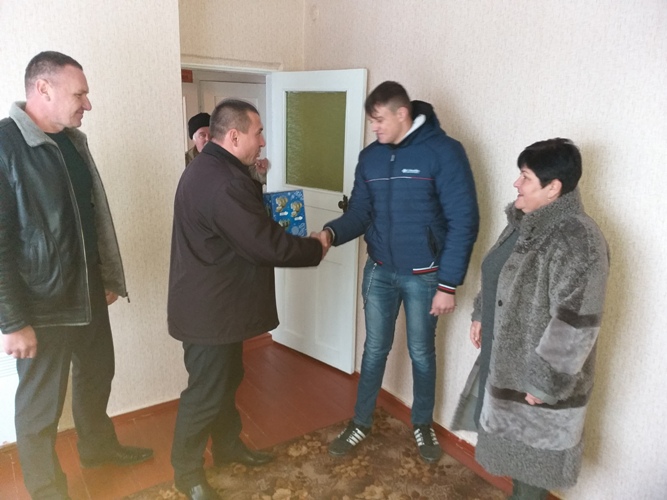Такий подарунок під ялинкою точно не поміститься - у Верхньорогачицькому районі двоє дітей-сиріт тепер мають власне житло